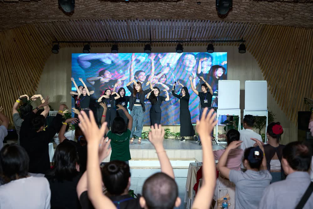 Học viên BTX Academy đồng loạt giơ tay trong phần tương tác