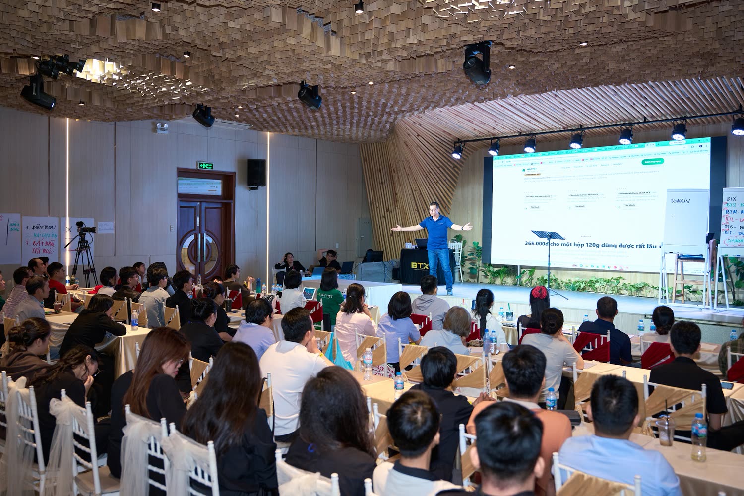 Toàn cảnh khán phòng nhìn từ phía sau